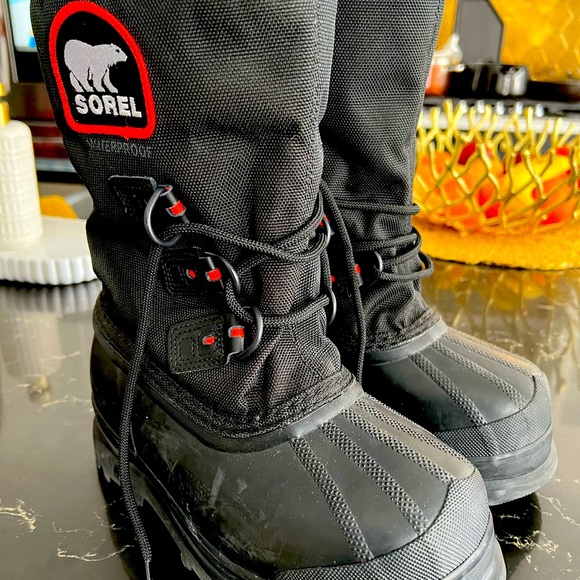 I am selling this boots coz is too Heavy for my son , never been worn, - Picture 1 of 6